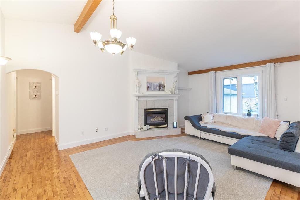 Photo 11 of 105 Peters Lane, Mitchell MB