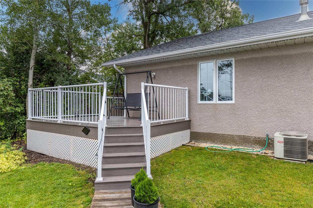 Photo 23 of 105 Peters Lane, Mitchell MB