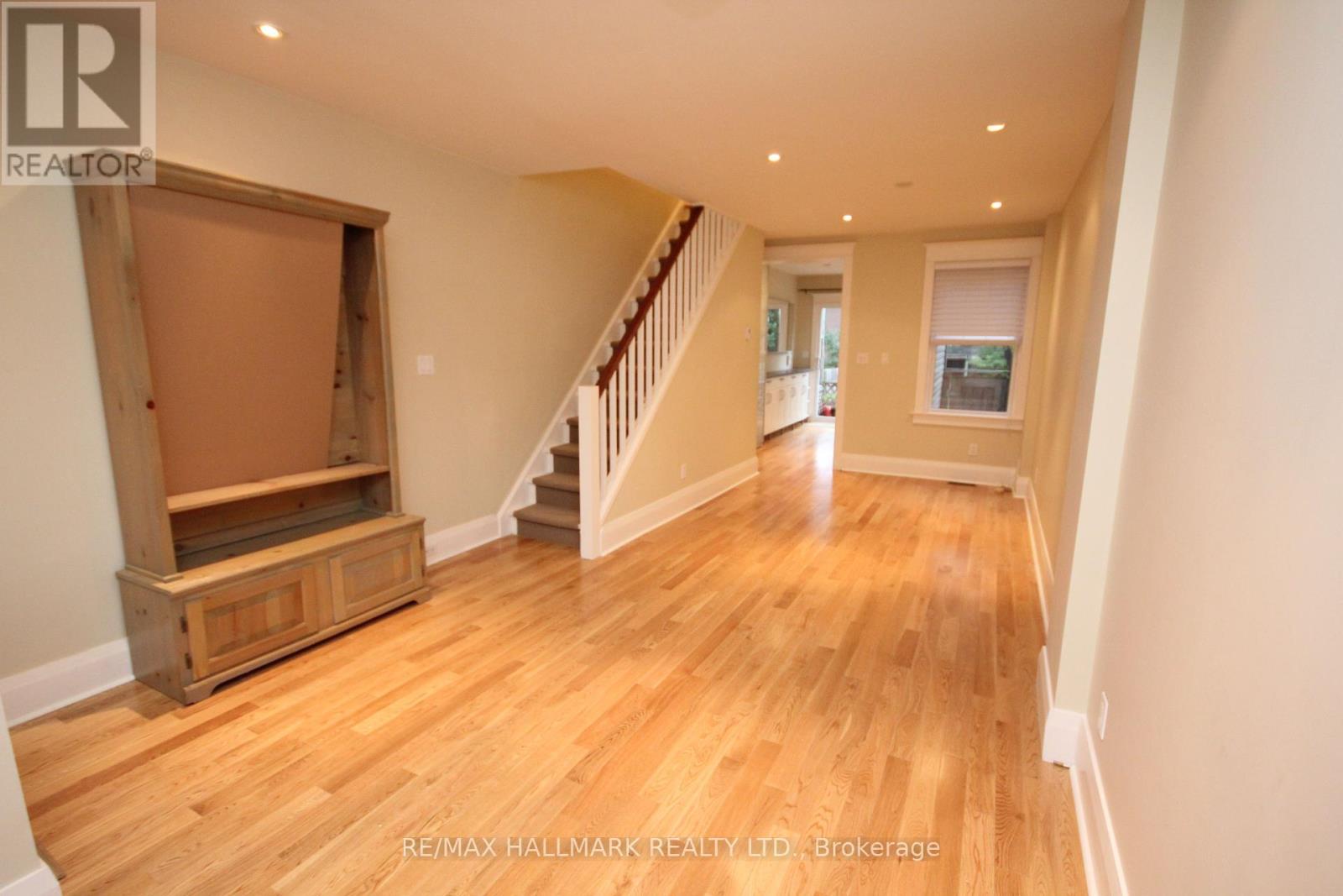 Photo 3 of 31 Hiawatha Road, Toronto ON