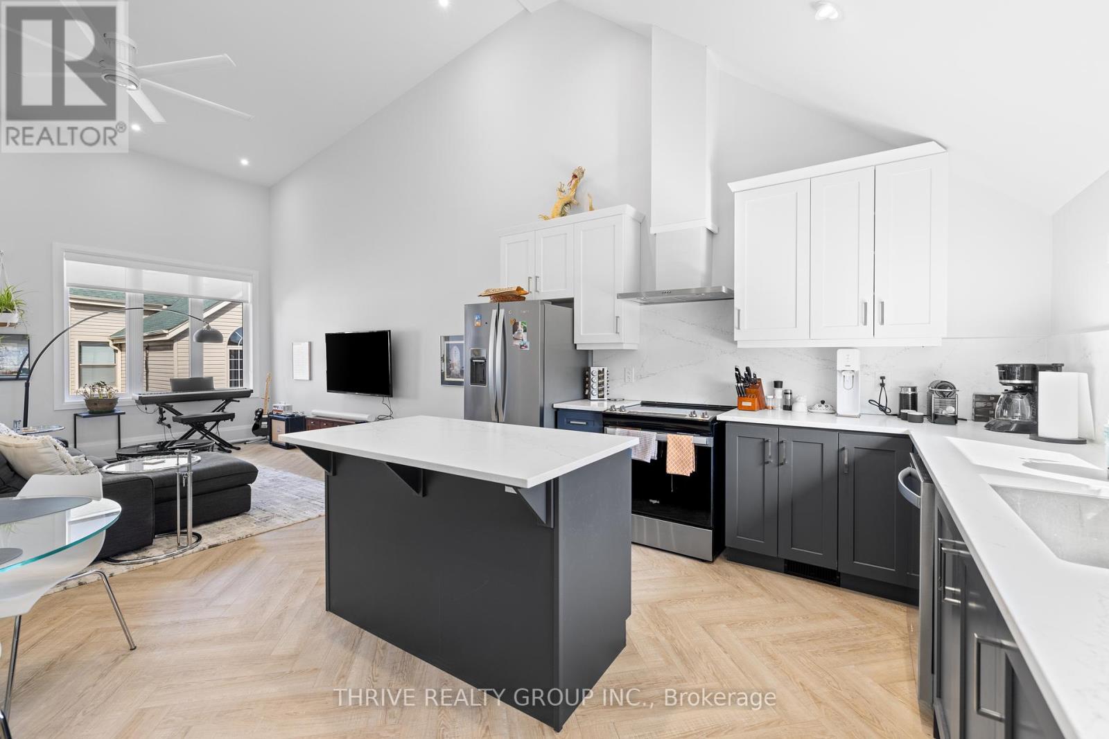 Photo 3 of 4 225 Carlton Street, Toronto ON