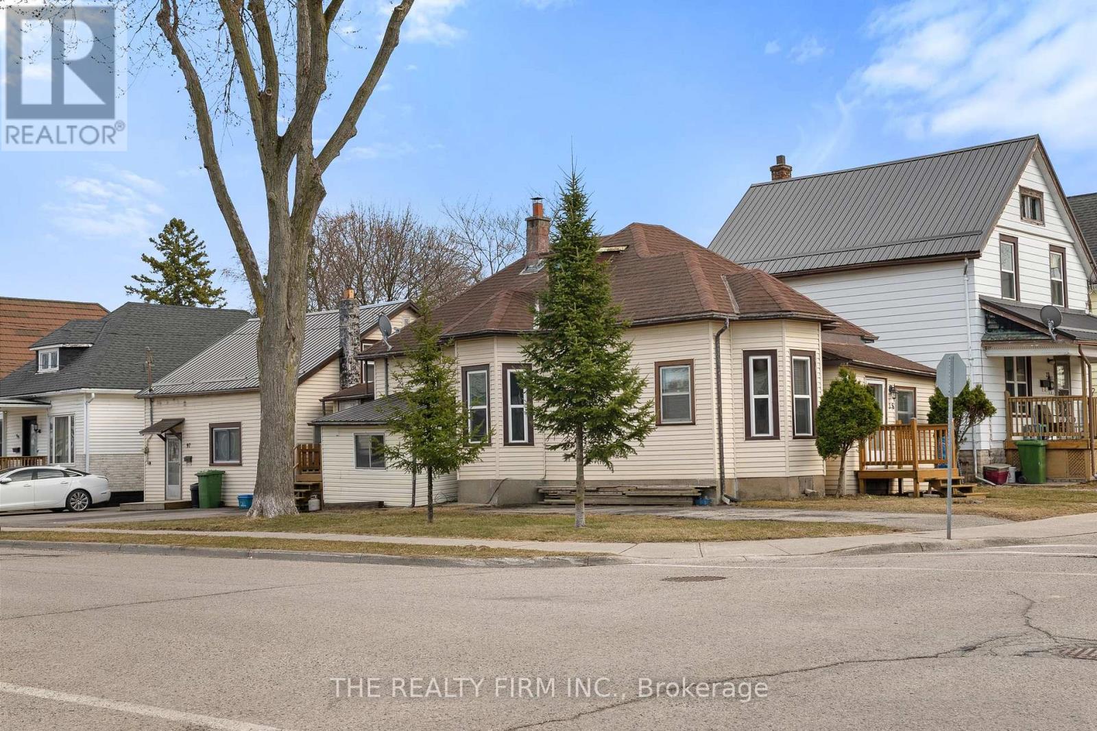 Photo 1 of 18 Fourth Avenue, St Thomas ON