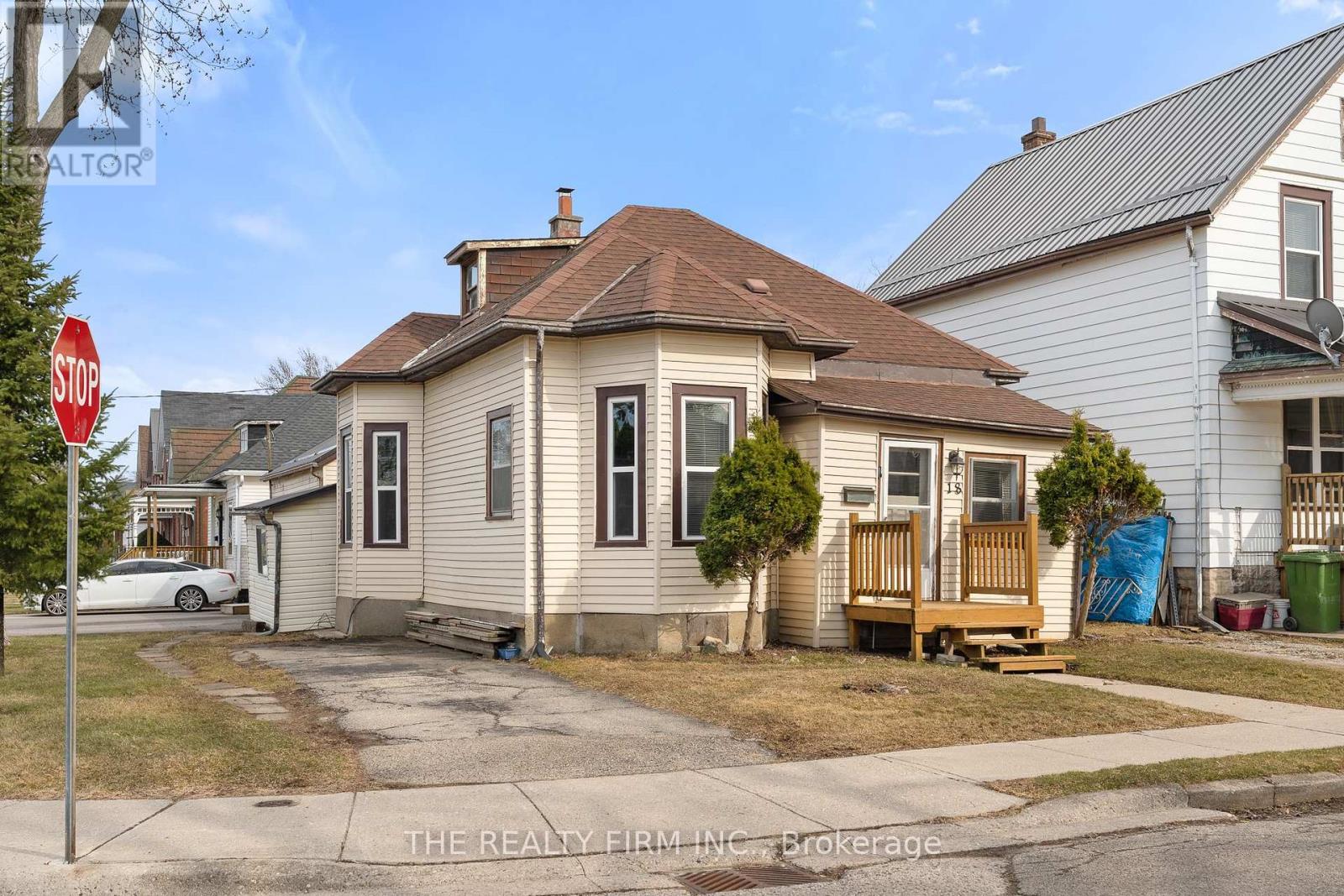Photo 2 of 18 Fourth Avenue, St Thomas ON