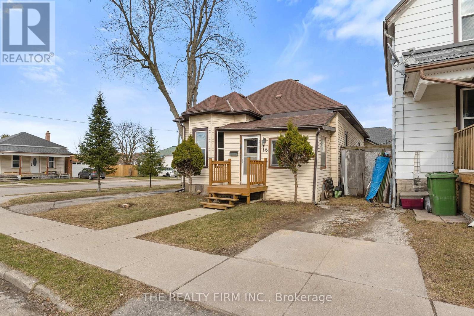 Photo 4 of 18 Fourth Avenue, St Thomas ON