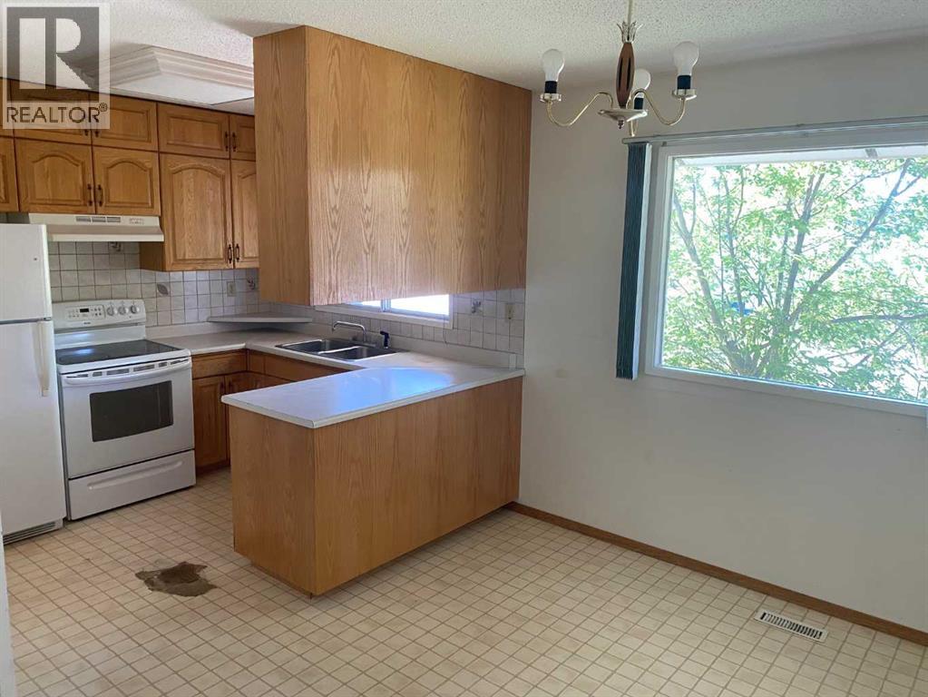 Photo 3 of 9812 83 Avenue, Grande Prairie AB