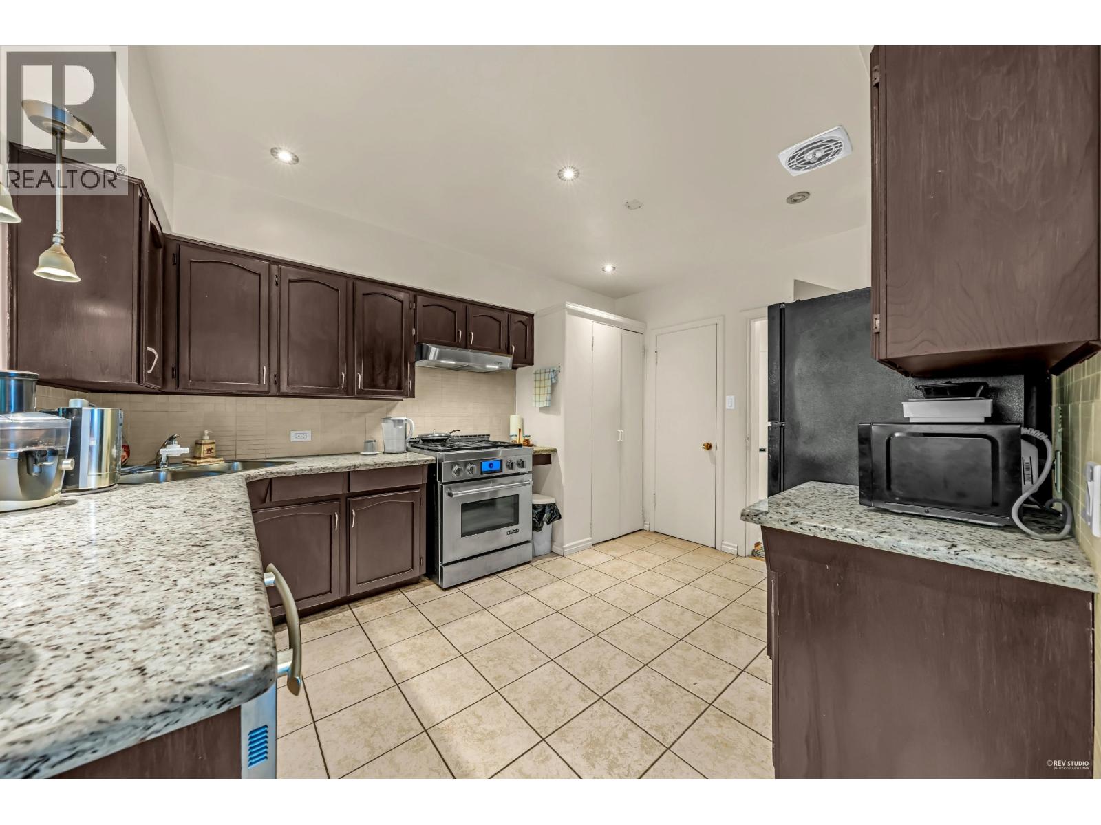 Photo 13 of 410 Hadden Drive, West Vancouver BC