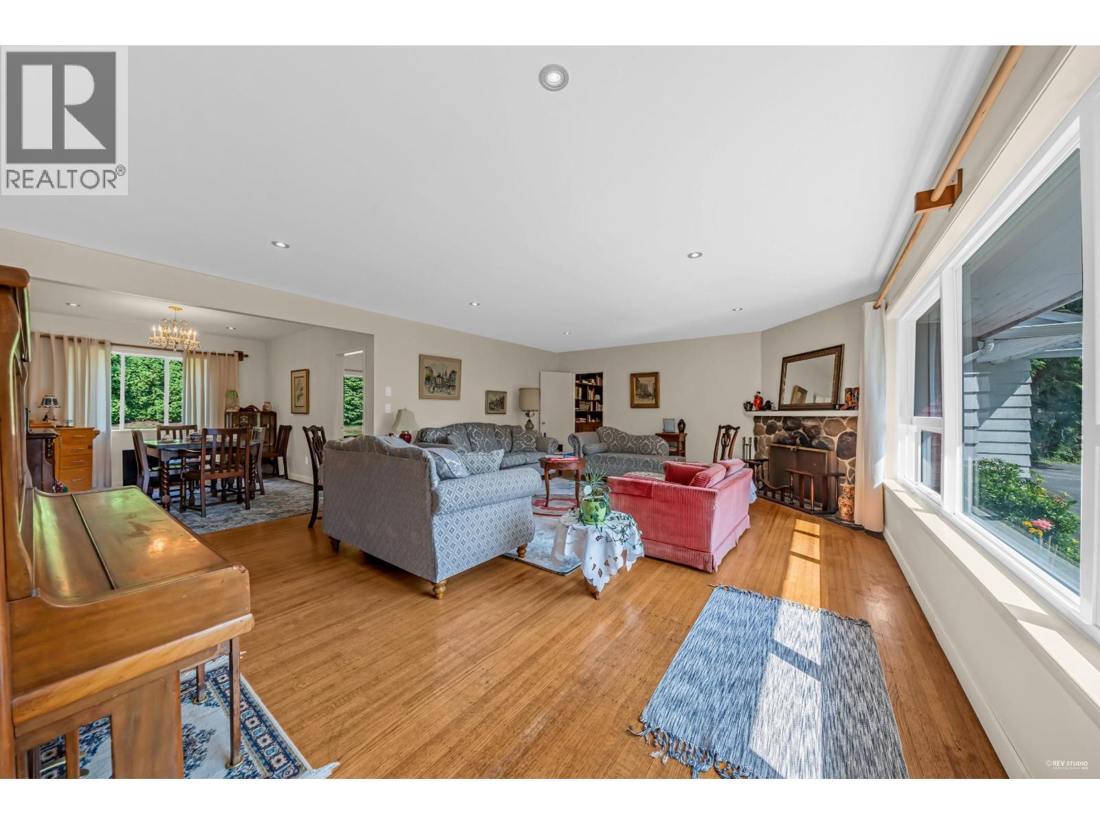 Photo 5 of 410 Hadden Drive, West Vancouver BC