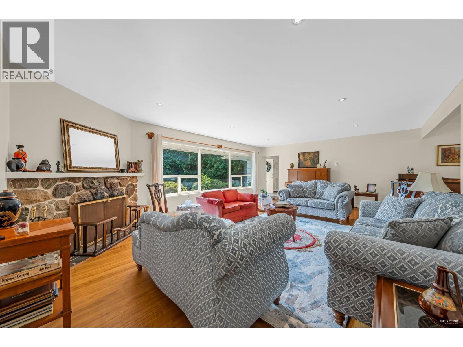 Photo 4 of 410 Hadden Drive, West Vancouver BC