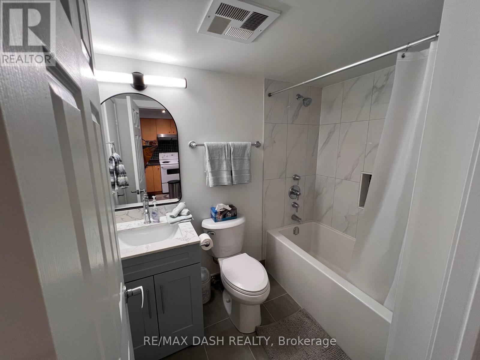 Photo 8 of 154 415 Jarvis Street, Toronto ON