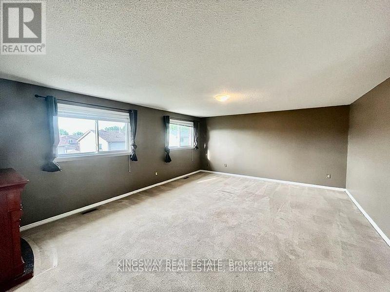 Photo 12 of 325 Salisbury Lane, Newmarket ON