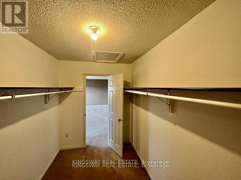 Photo 13 of 325 Salisbury Lane, Newmarket ON