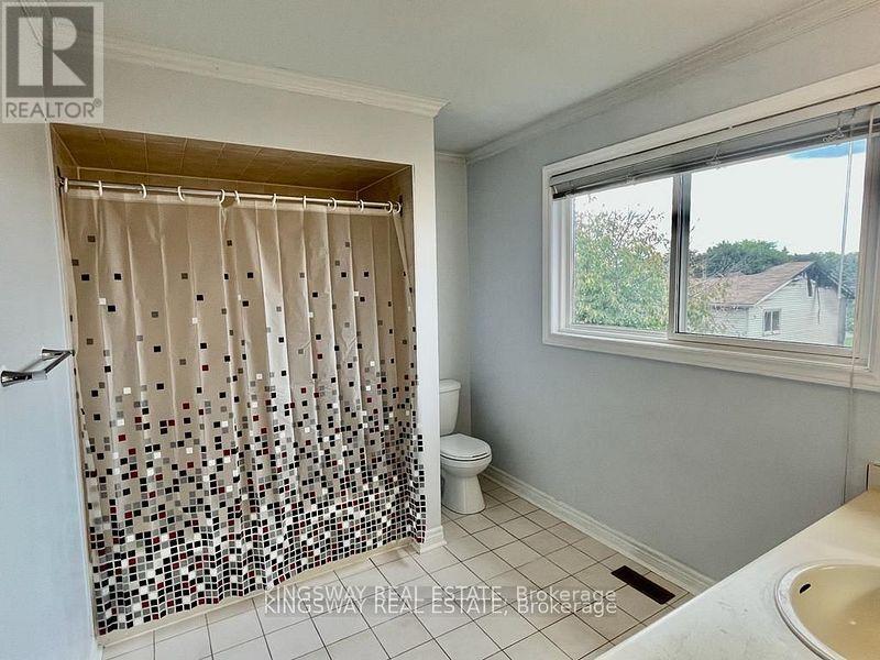 Photo 14 of 325 Salisbury Lane, Newmarket ON