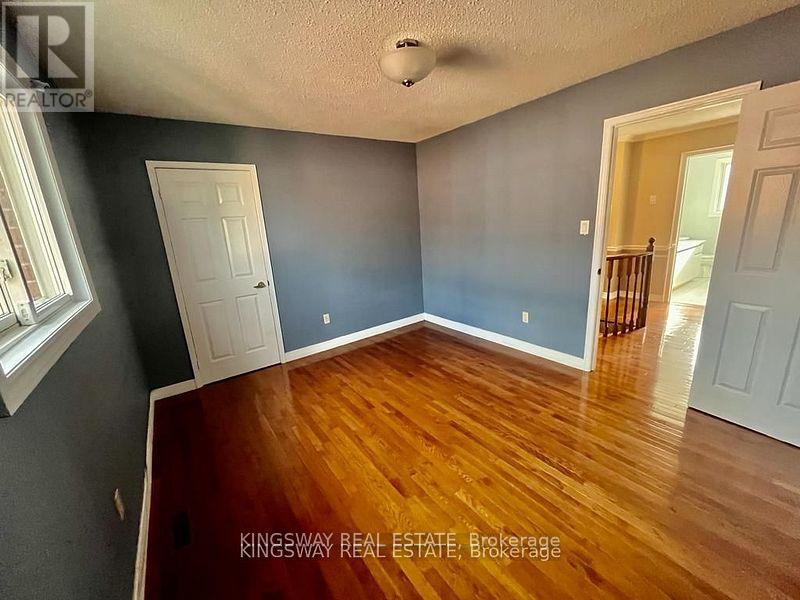 Photo 15 of 325 Salisbury Lane, Newmarket ON