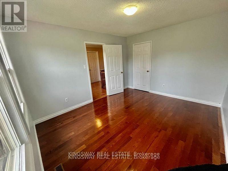 Photo 17 of 325 Salisbury Lane, Newmarket ON