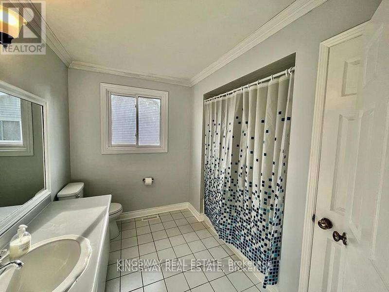 Photo 18 of 325 Salisbury Lane, Newmarket ON