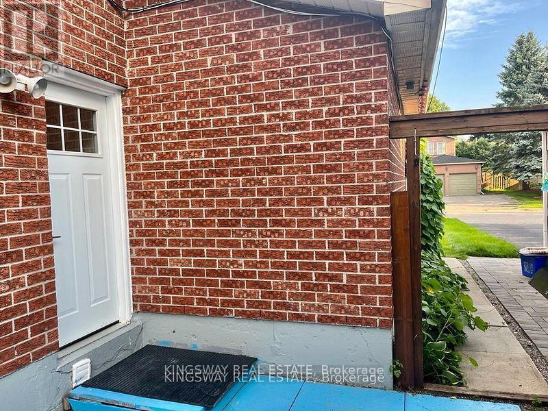 Photo 19 of 325 Salisbury Lane, Newmarket ON