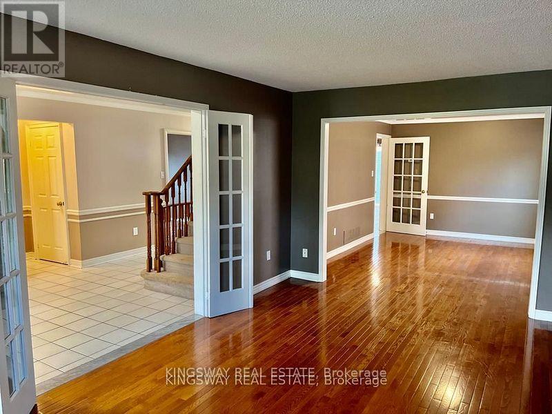 Photo 2 of 325 Salisbury Lane, Newmarket ON