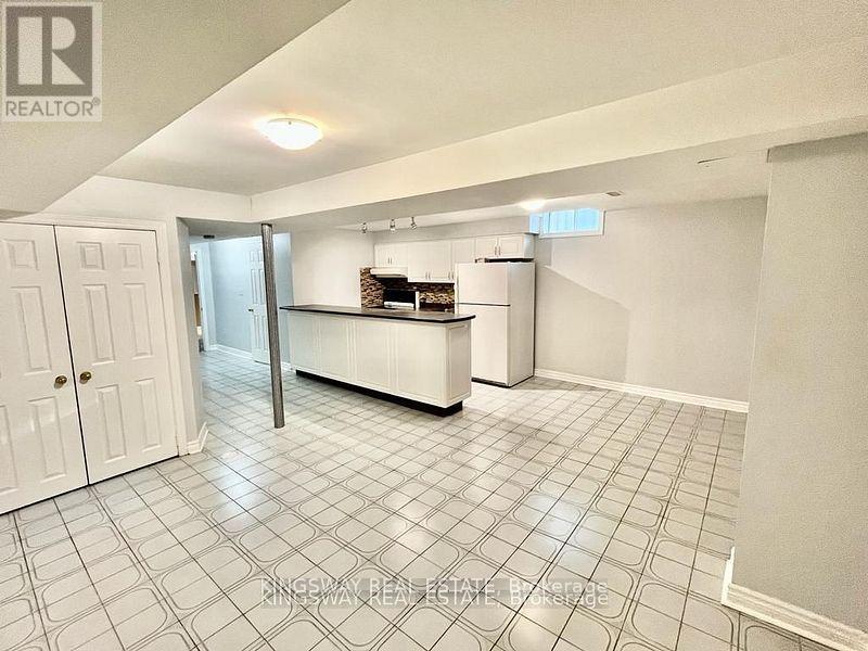 Photo 21 of 325 Salisbury Lane, Newmarket ON