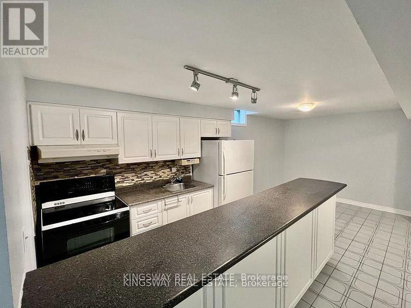 Photo 23 of 325 Salisbury Lane, Newmarket ON