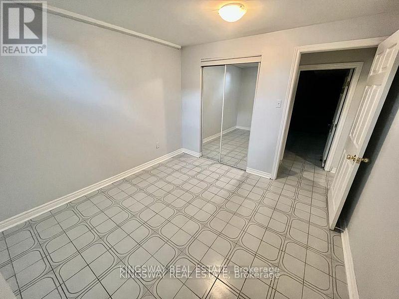Photo 24 of 325 Salisbury Lane, Newmarket ON