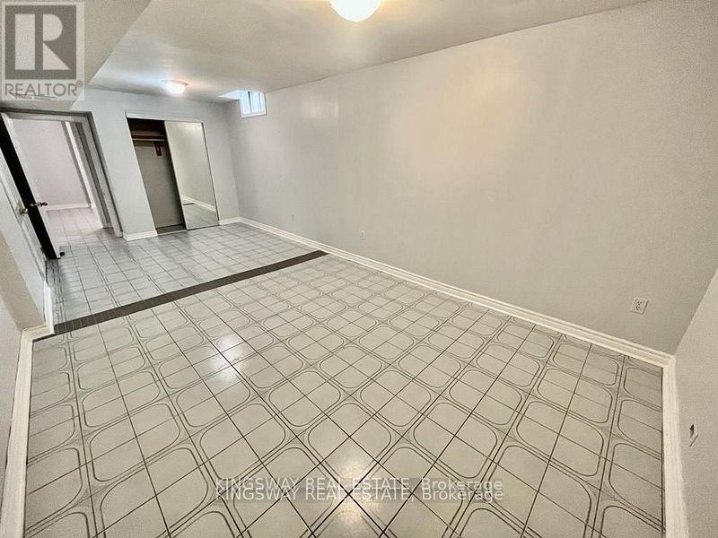 Photo 25 of 325 Salisbury Lane, Newmarket ON