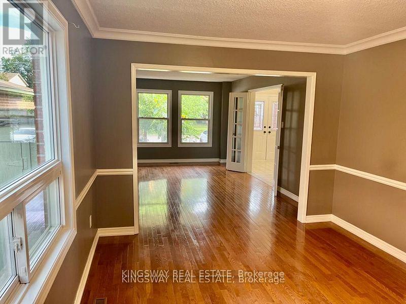 Photo 3 of 325 Salisbury Lane, Newmarket ON