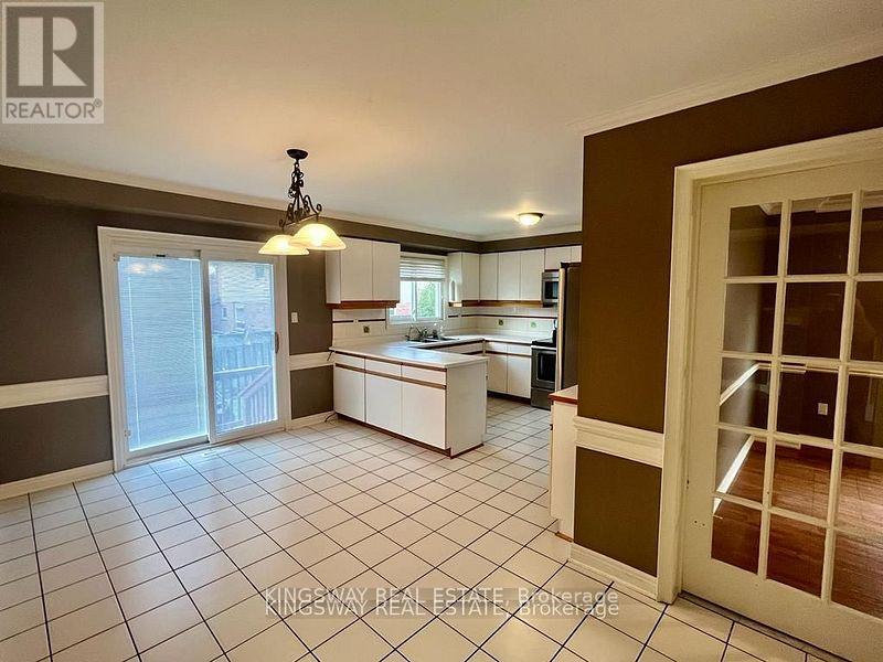 Photo 5 of 325 Salisbury Lane, Newmarket ON