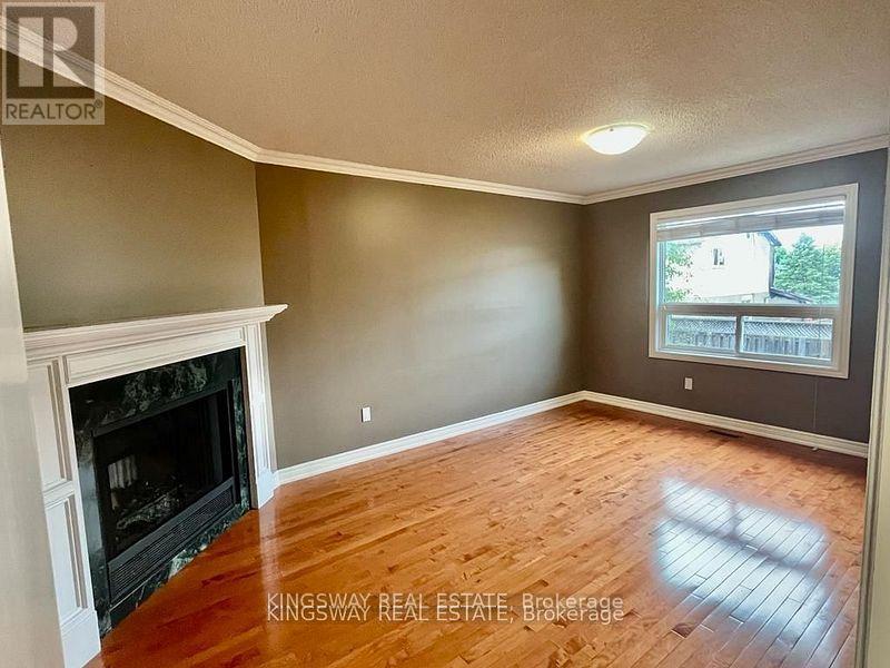 Photo 7 of 325 Salisbury Lane, Newmarket ON