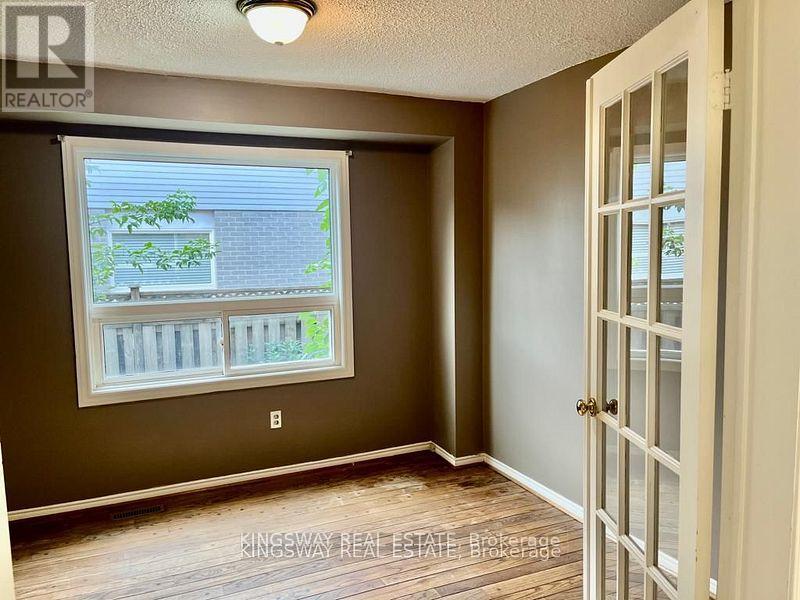 Photo 8 of 325 Salisbury Lane, Newmarket ON