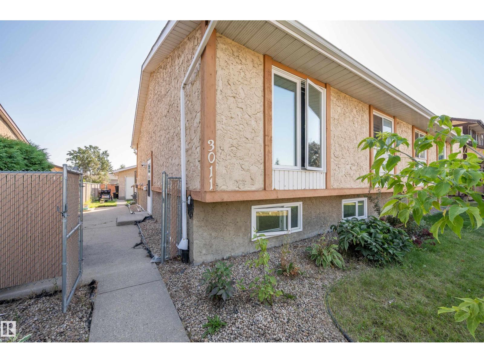 Photo 2 of 3011 139 Av Nw, Edmonton AB
