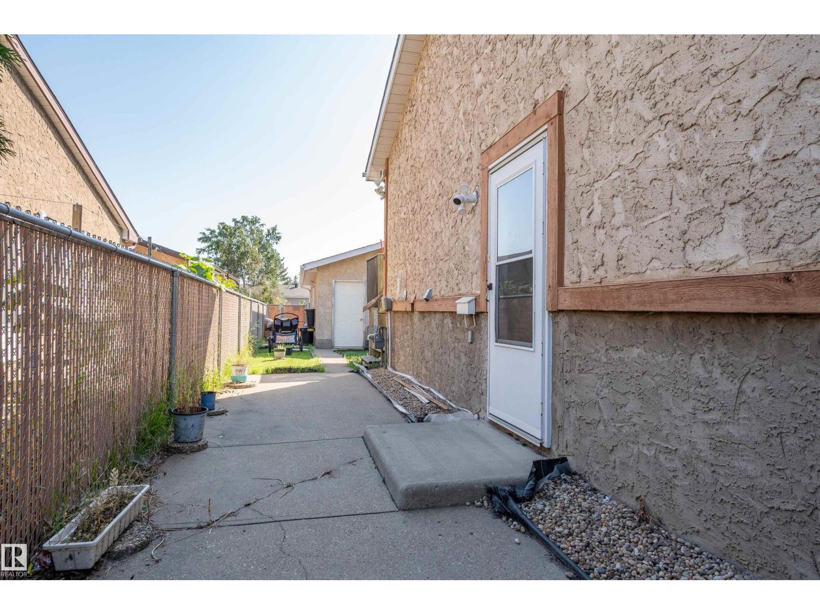 Photo 3 of 3011 139 Av Nw, Edmonton AB