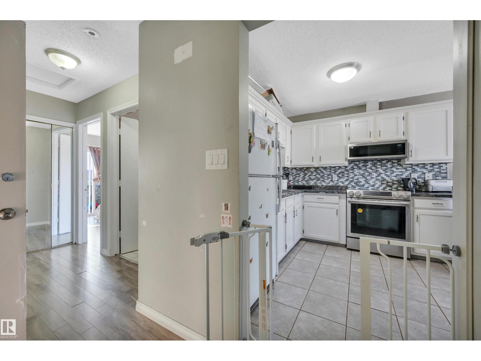 Photo 5 of 3011 139 Av Nw, Edmonton AB