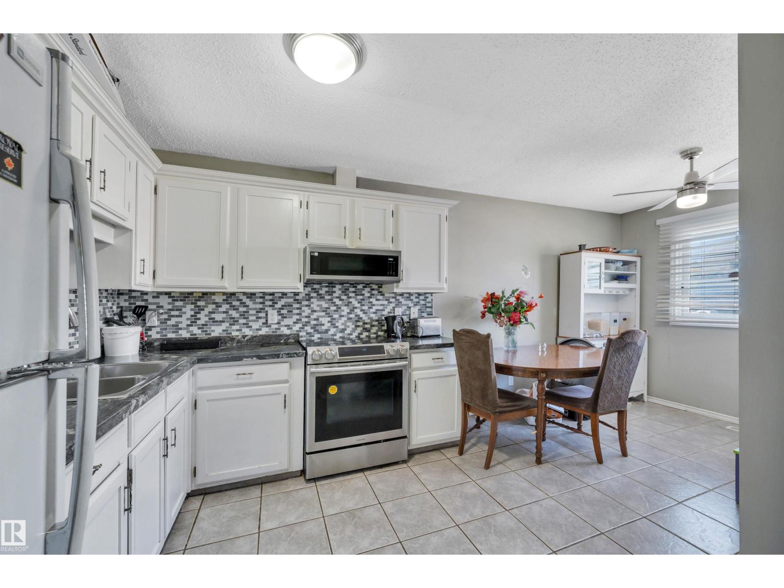Photo 6 of 3011 139 Av Nw, Edmonton AB