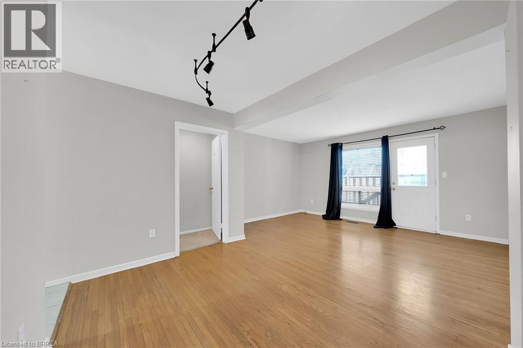 Photo 12 of 11 Colmar Place Unit 2, Dundas ON