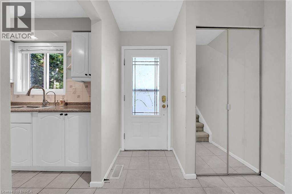 Photo 6 of 11 Colmar Place Unit 2, Dundas ON