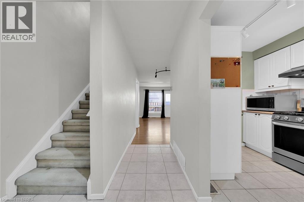 Photo 7 of 11 Colmar Place Unit 2, Dundas ON