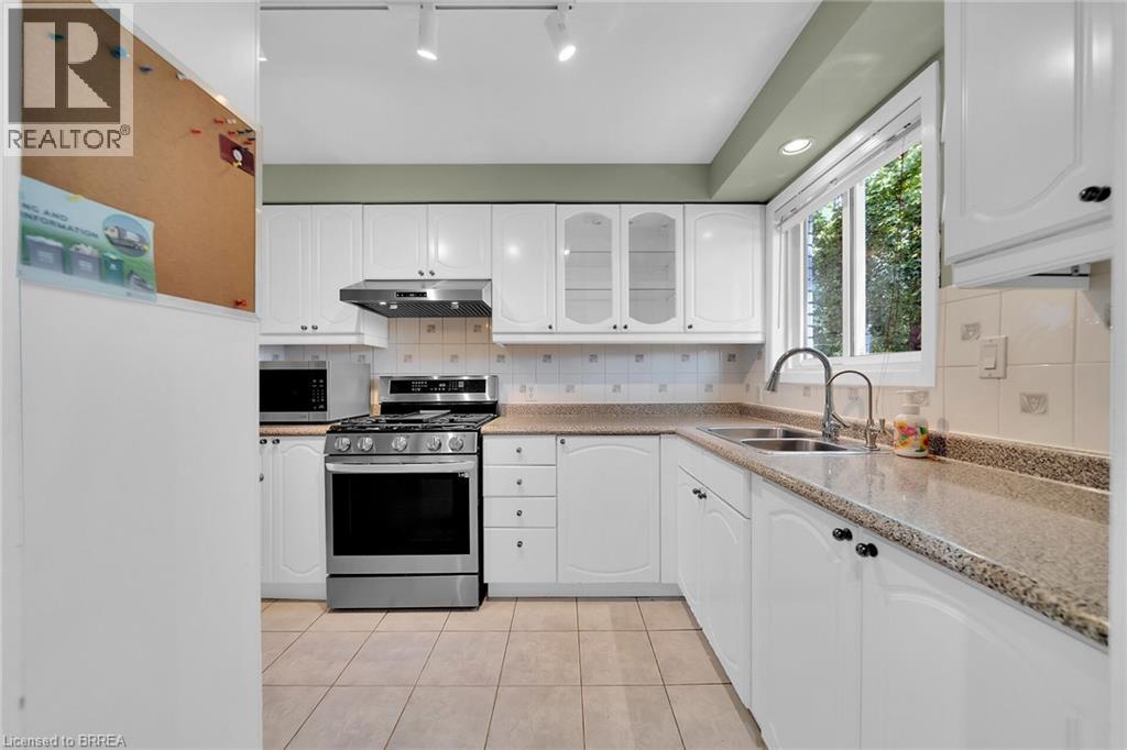 Photo 8 of 11 Colmar Place Unit 2, Dundas ON