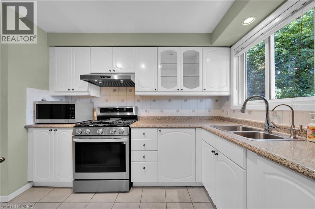 Photo 9 of 11 Colmar Place Unit 2, Dundas ON