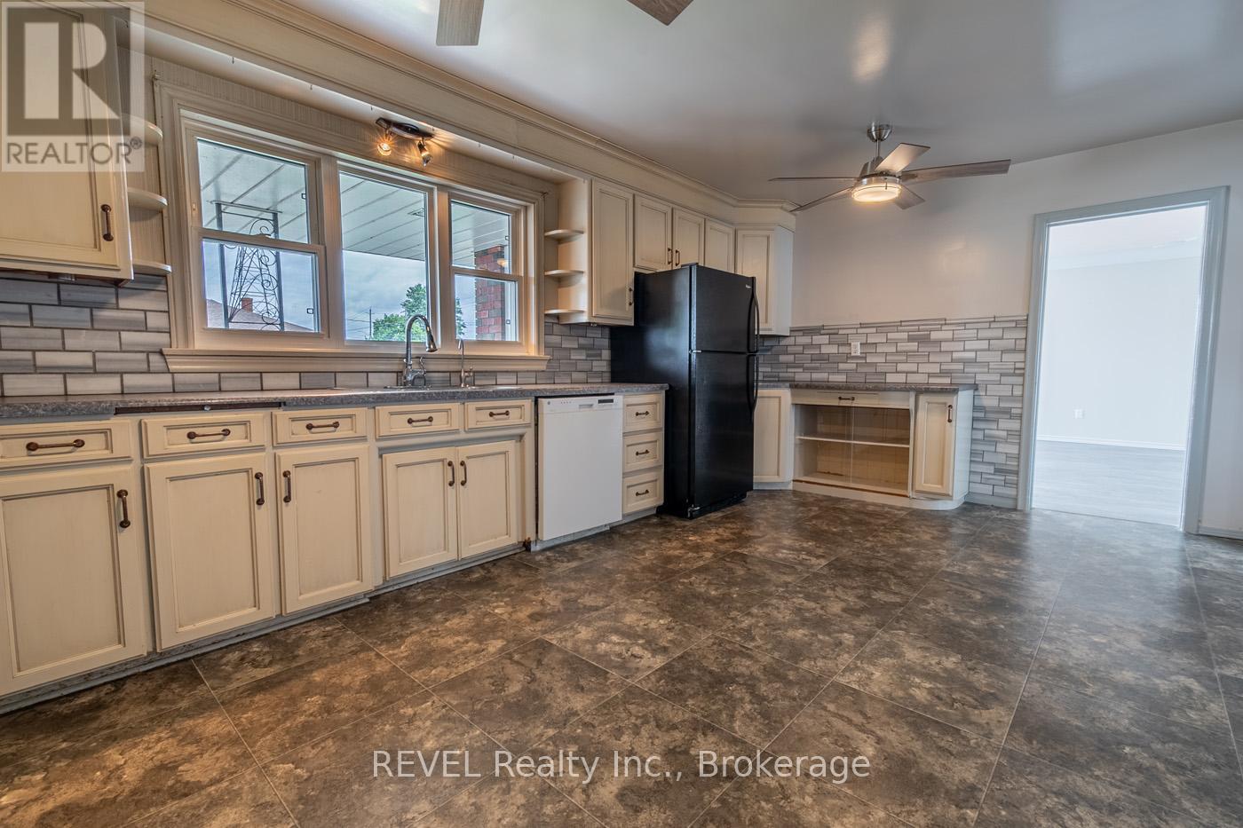 Photo 16 of 181 Cross Street, Port Colborne ON