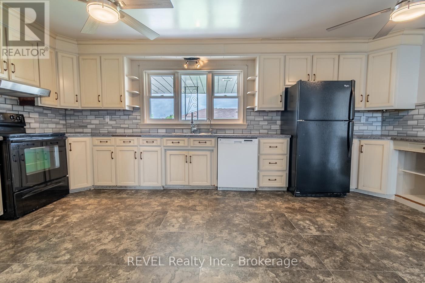 Photo 17 of 181 Cross Street, Port Colborne ON