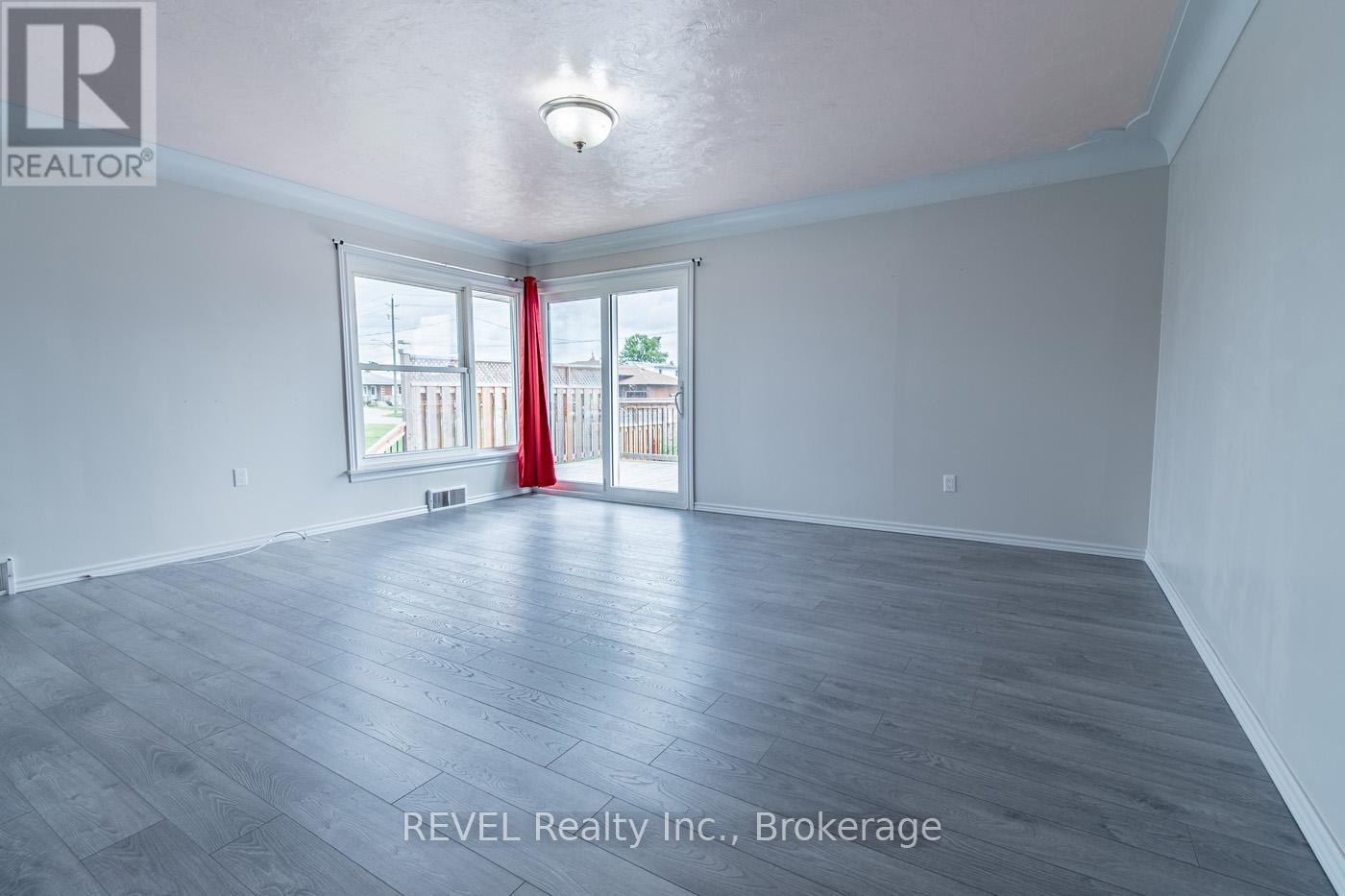 Photo 4 of 181 Cross Street, Port Colborne ON