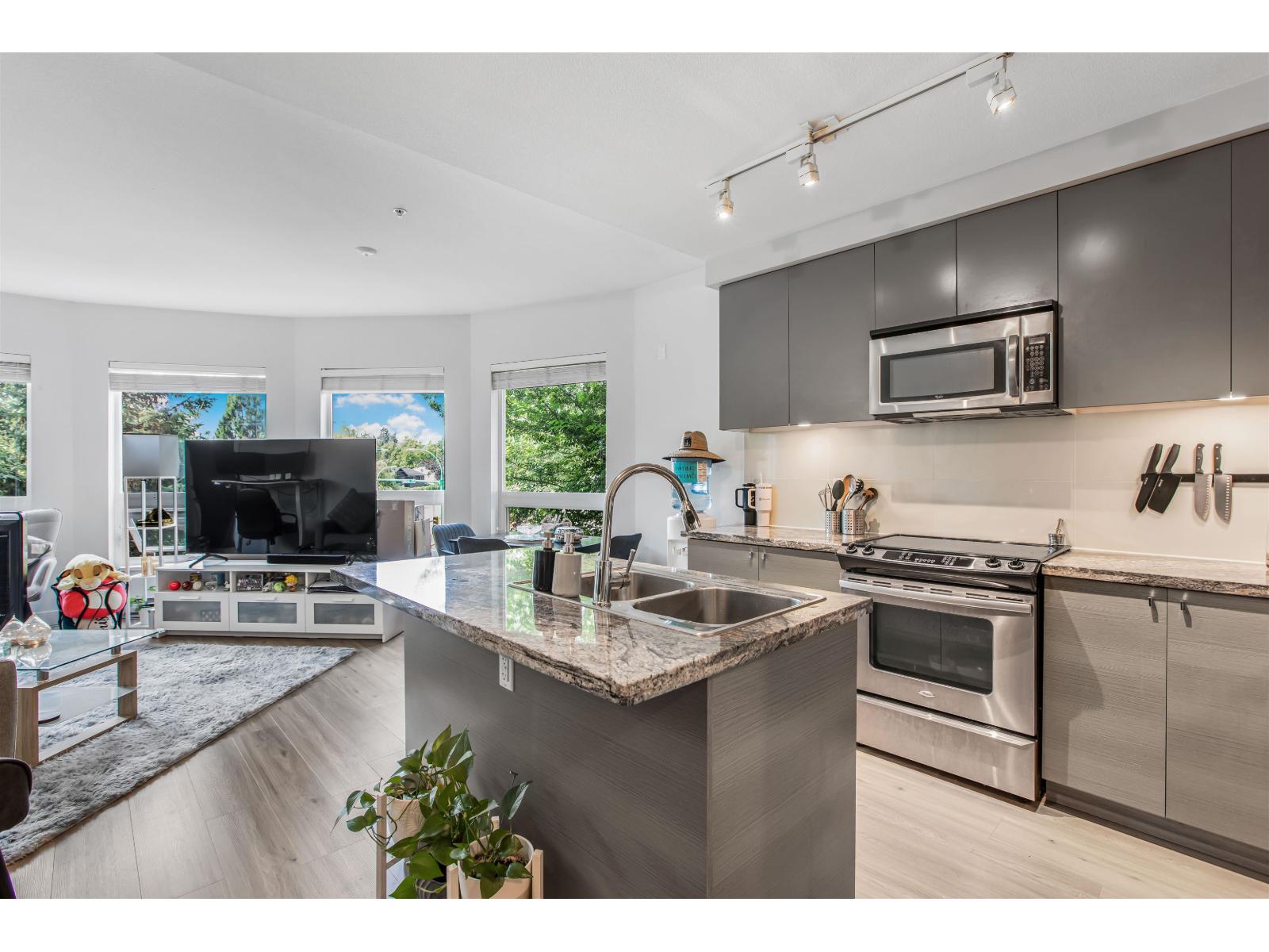 Photo 4 of 209 6430 194 Street, Surrey BC