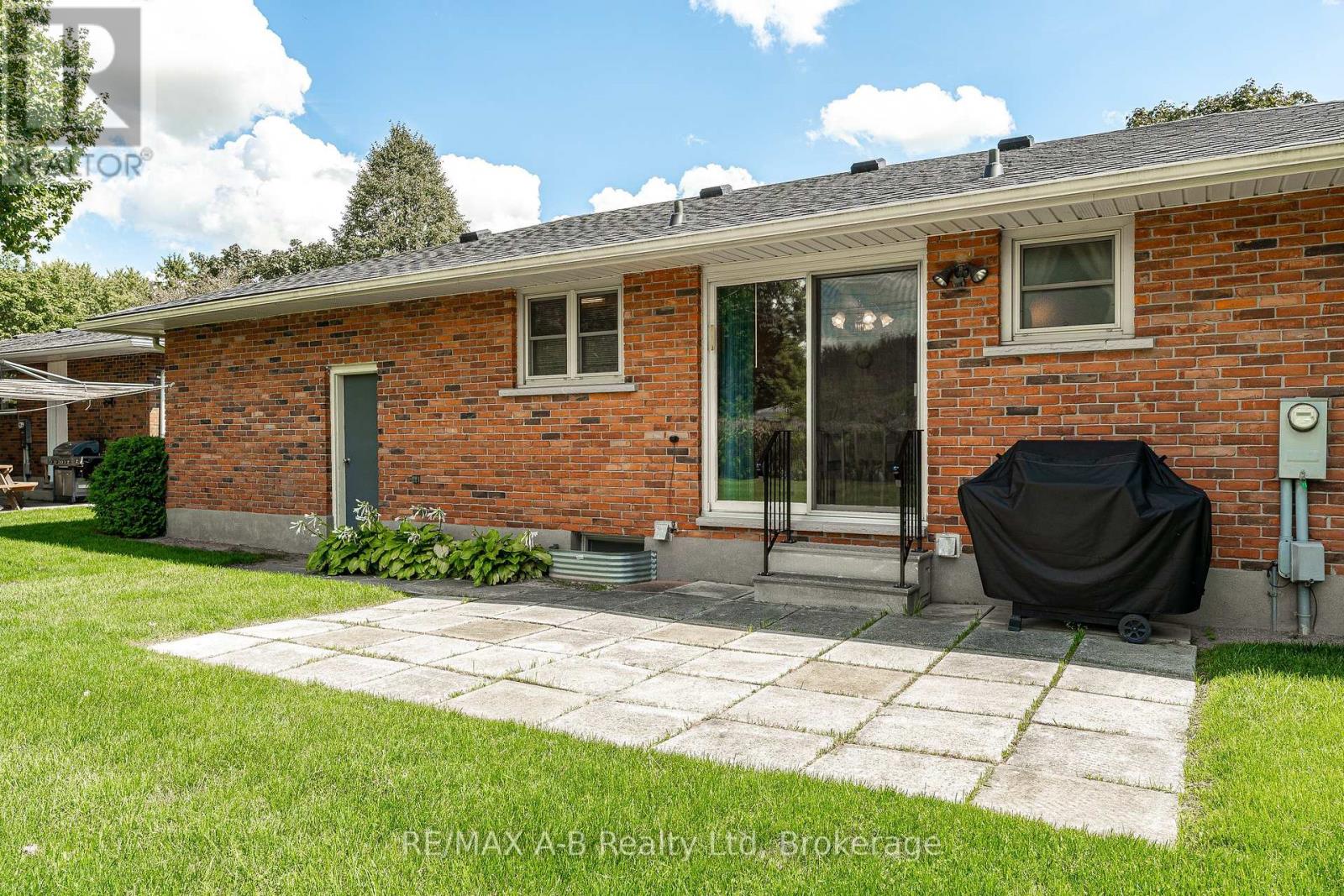 Photo 36 of 70 Dawson Street, Stratford ON
