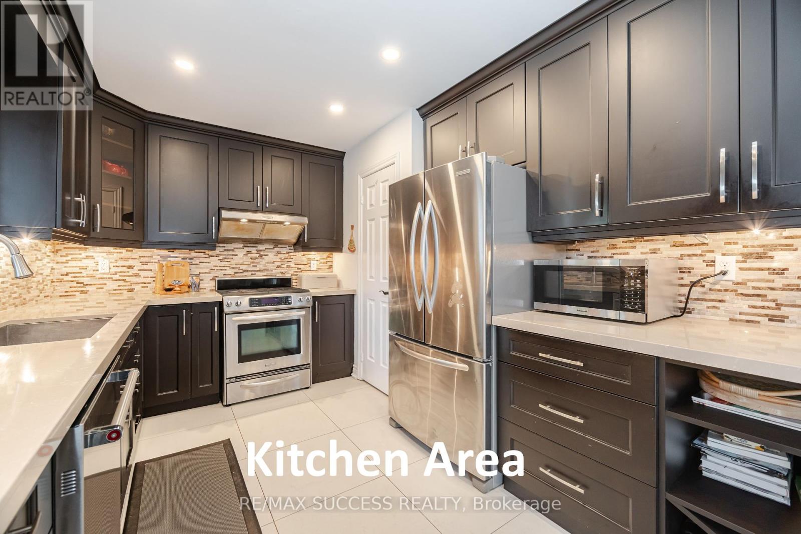 Photo 11 of 19 Sawston Circle, Brampton ON