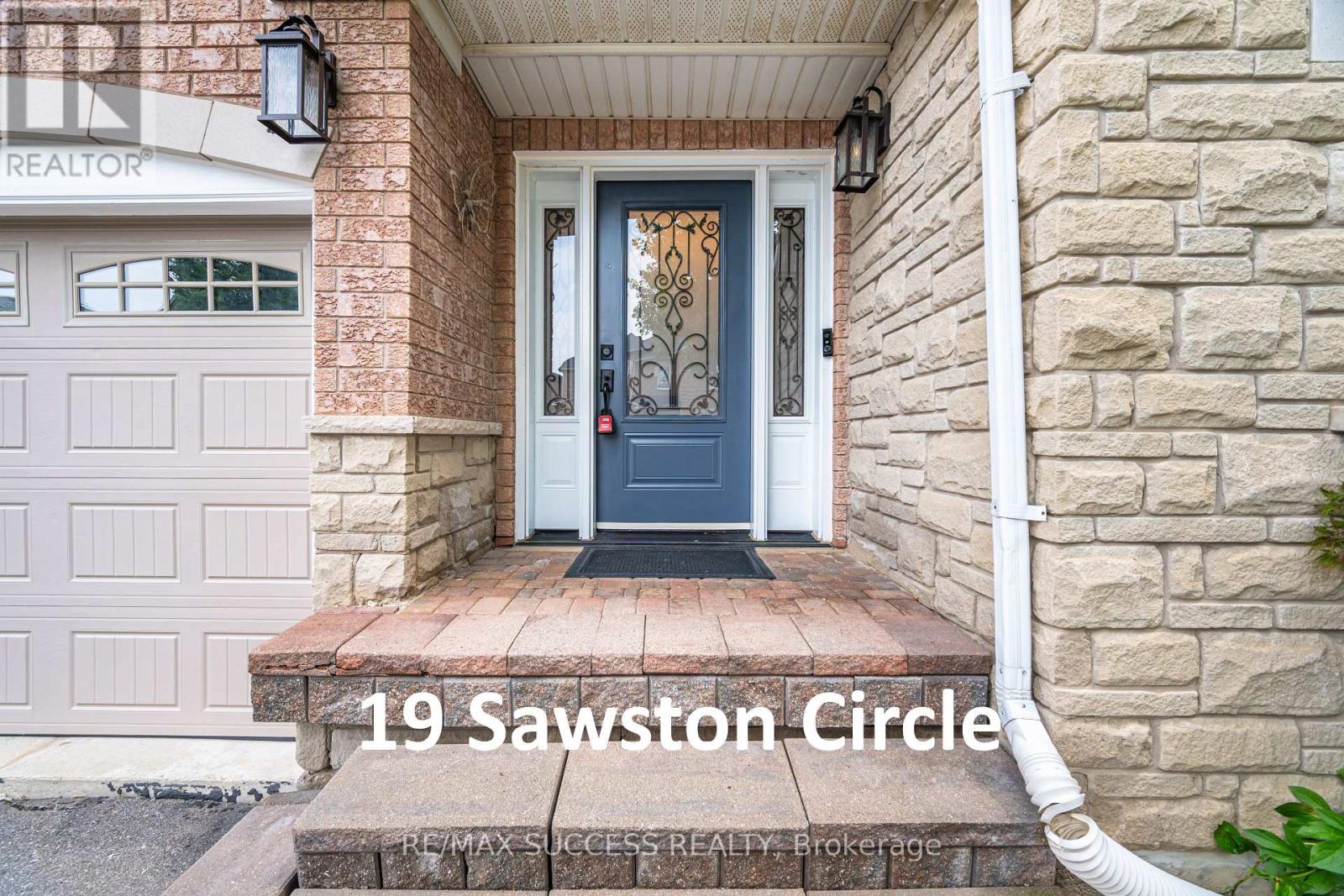 Photo 4 of 19 Sawston Circle, Brampton ON