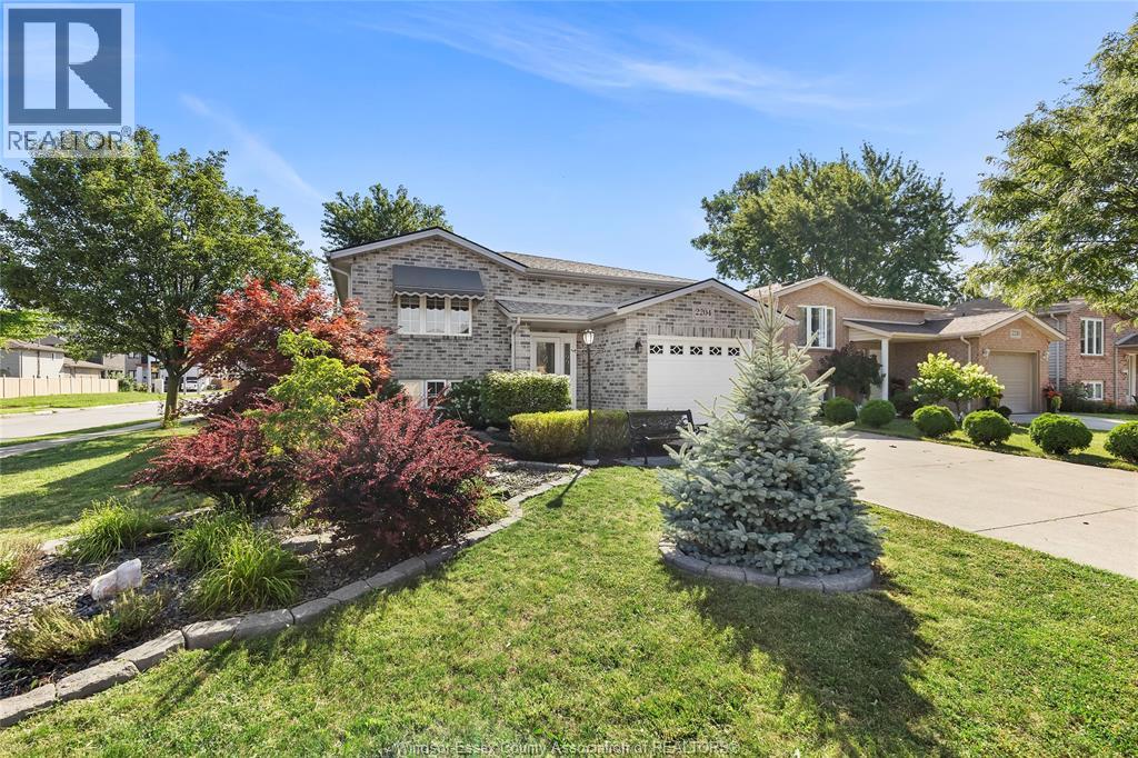 Photo 2 of 2204 Mckay Avenue, Windsor ON