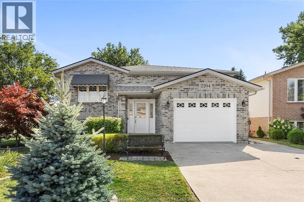 Photo 3 of 2204 Mckay Avenue, Windsor ON