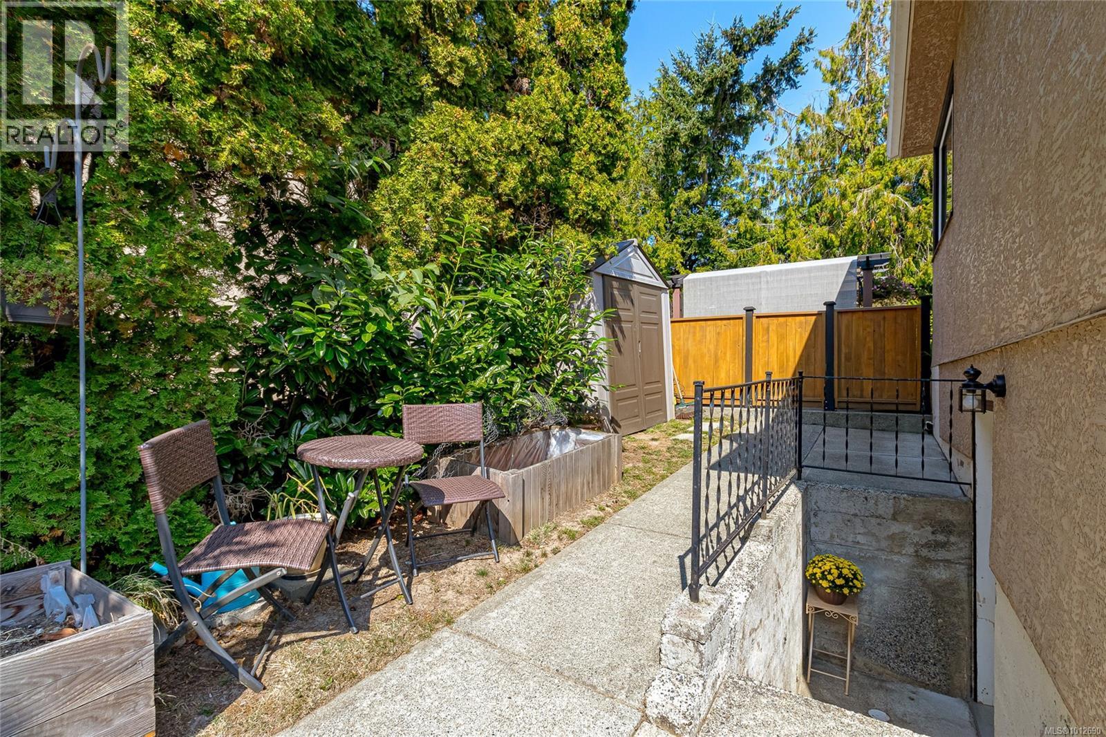 Photo 20 of 932 Tattersall Dr, Saanich BC