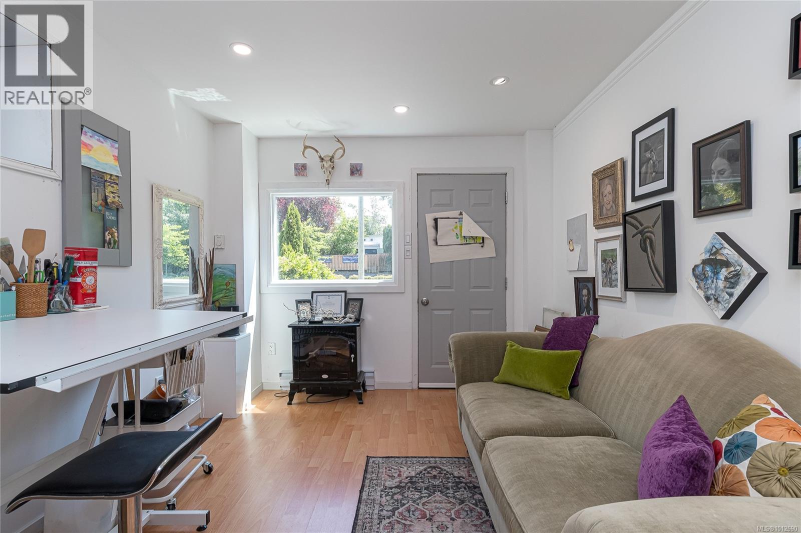 Photo 32 of 932 Tattersall Dr, Saanich BC