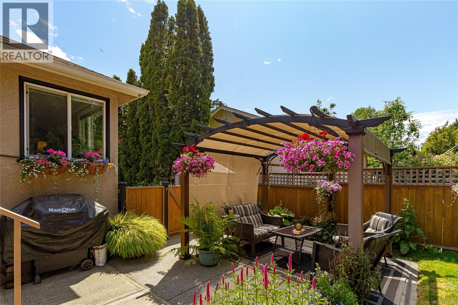 Photo 35 of 932 Tattersall Dr, Saanich BC