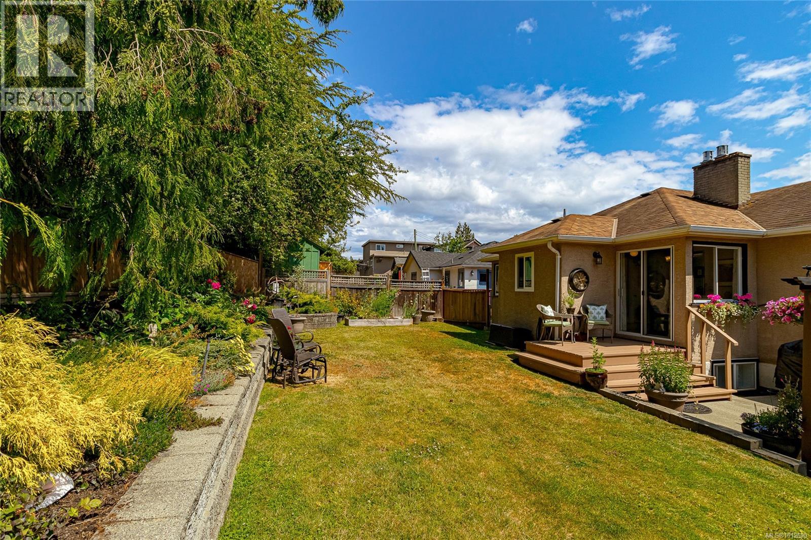 Photo 37 of 932 Tattersall Dr, Saanich BC